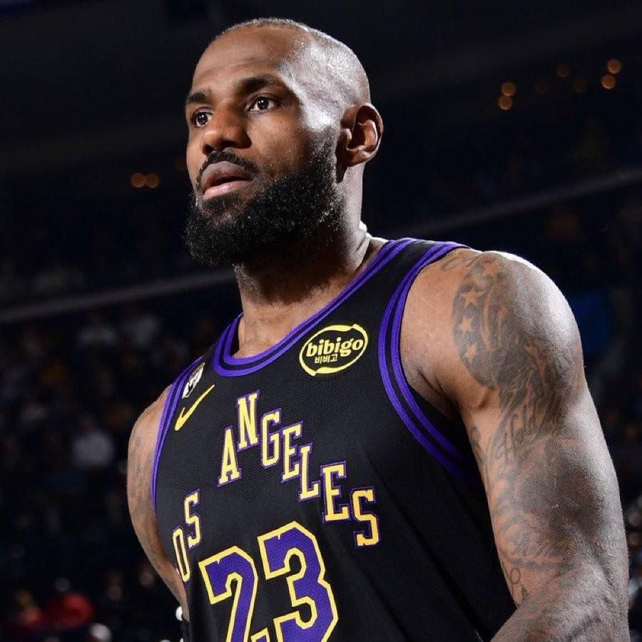 天天斗地主-记者：詹姆斯赛季后有三选择，降薪留队、自由加盟别队、退役